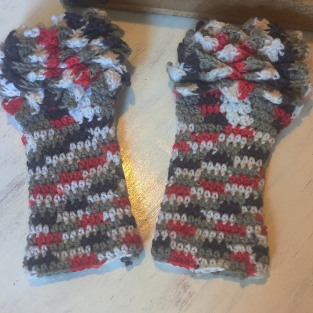 Beautiful Crochet Fingerless Gloves - Picture 5 of 6